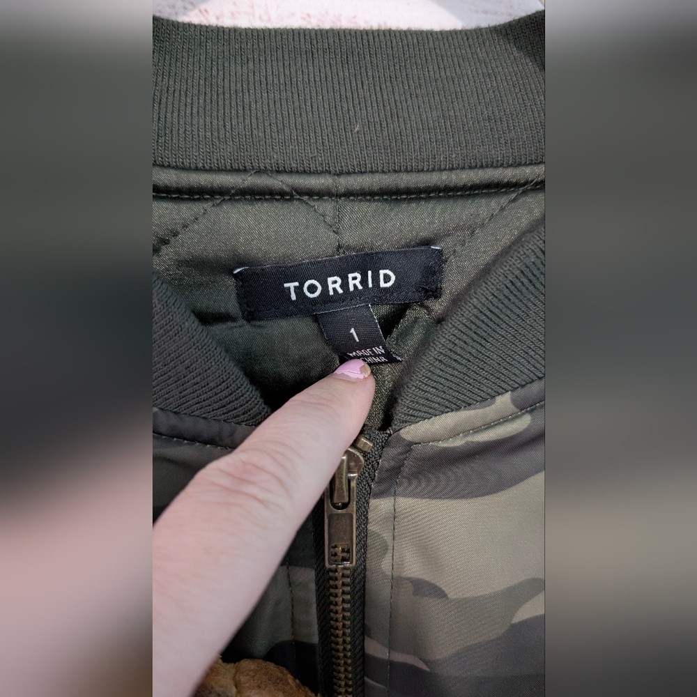 EUC Torrid  Camouflage Embroidered Bomber Style Jacket Size 1X - Picture 6 of 8